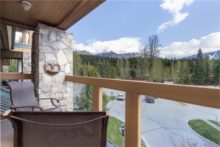 Balcony featuring a forest view and a mountain view