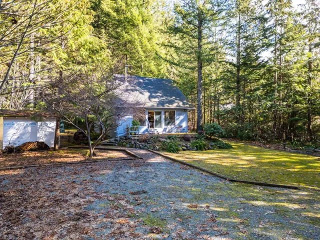 View of front of home featuring a front yard