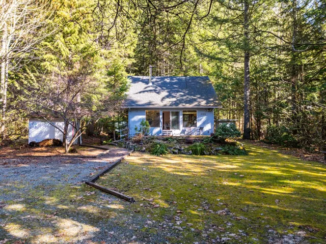 View of front facade with covered porch and a front yard