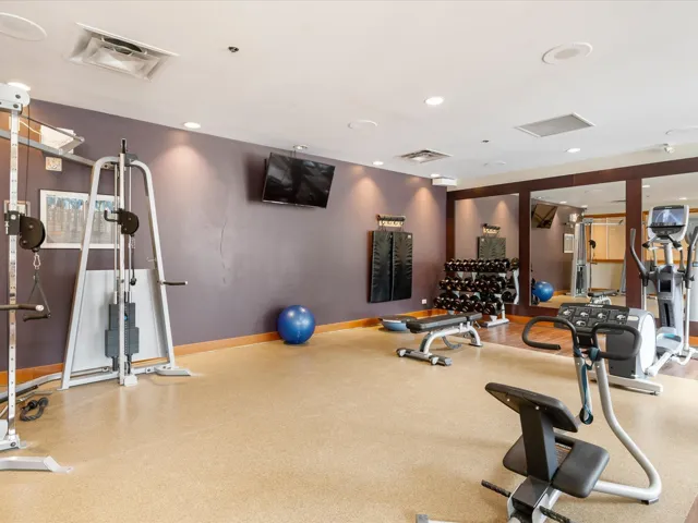 Exercise room featuring recessed lighting, visible vents, and baseboards