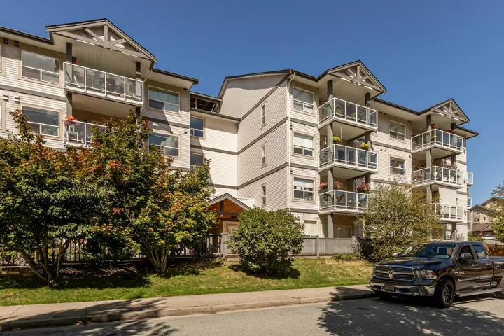 View of apartment building / complex
