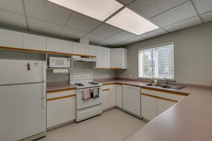 Common meeting room for parties and gatherings.  Located on the lobby floor by elevators.