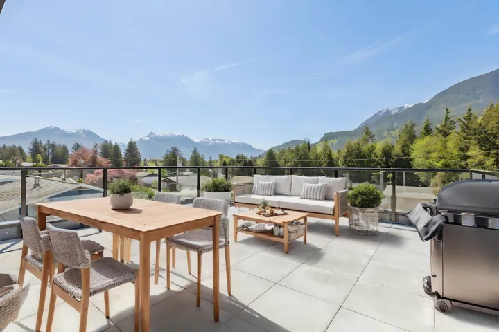 ROOF TOP PATIO *V-STAGED*