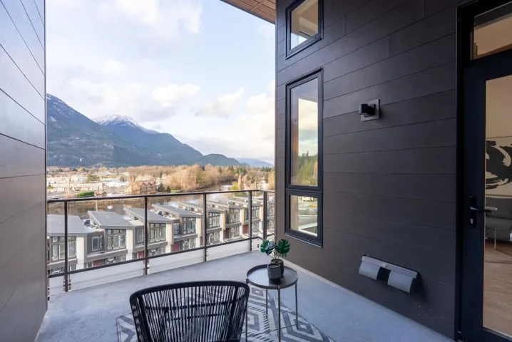 Balcony featuring a mountain view