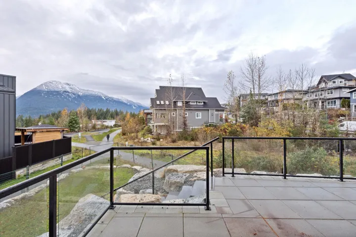 Balcony featuring a mountain view