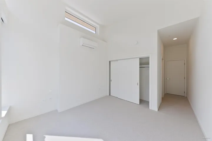 White wall finishes and light-toned carpeting