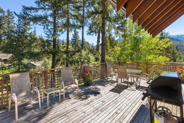 Deck with outdoor dining space and grilling area