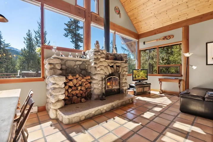 Sunroom / solarium featuring lofted ceiling