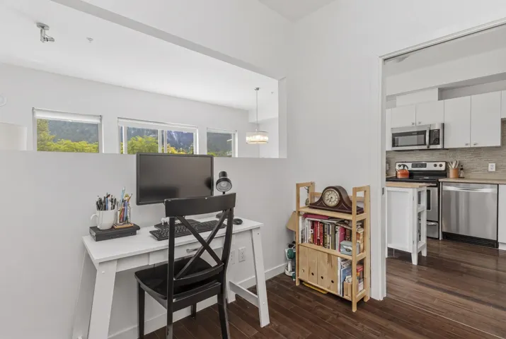 Dedicated workspace with a partial wall separation