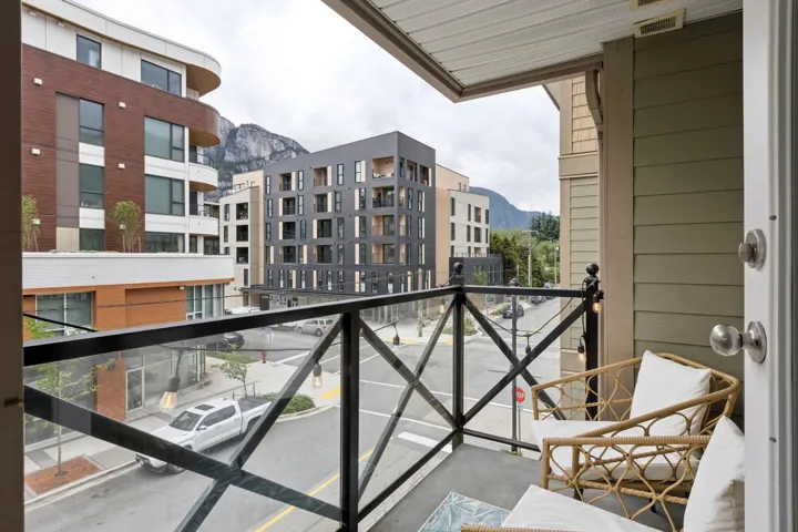 Balcony featuring a mountain view