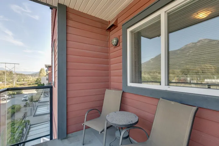 Balcony featuring a mountain view