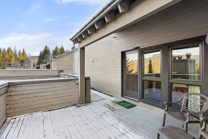 Balcony featuring a mountain view