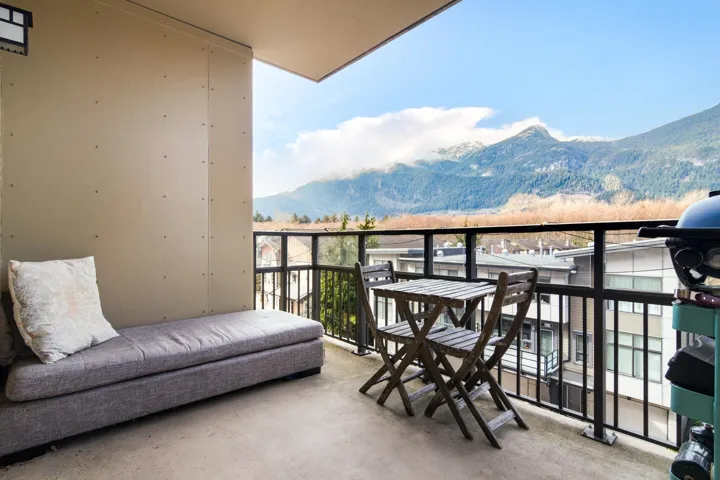 Balcony featuring a mountain view