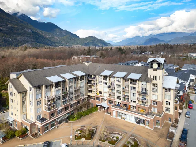 Aerial view with a mountain view