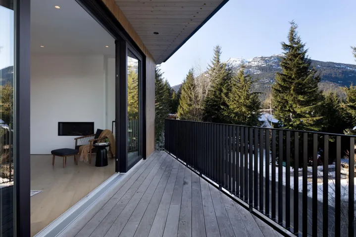 Balcony featuring a mountain view