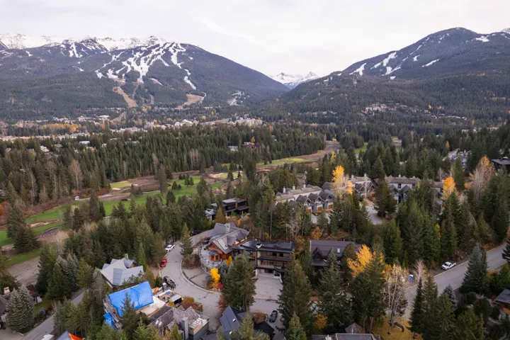 Aerial view of property's location with mountains