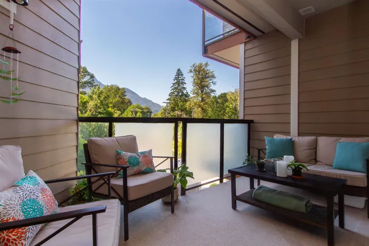 Balcony with an outdoor living space and a mountain view