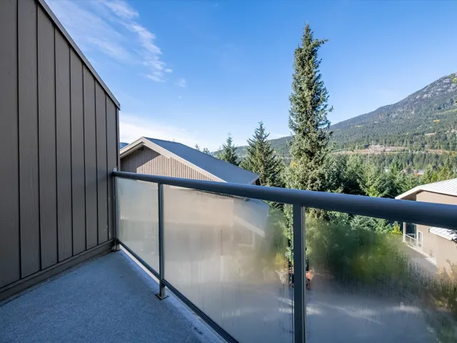 Balcony featuring a mountain view