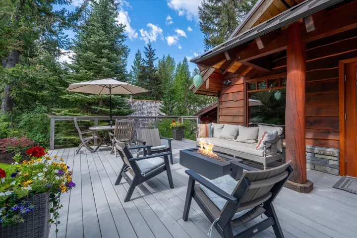 Expansive outdoor deck featuring wood-finish flooring and a built-in fire pit