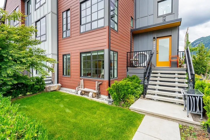 Property entrance with a lawn