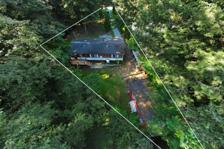 View from above of property featuring property parcel outlined