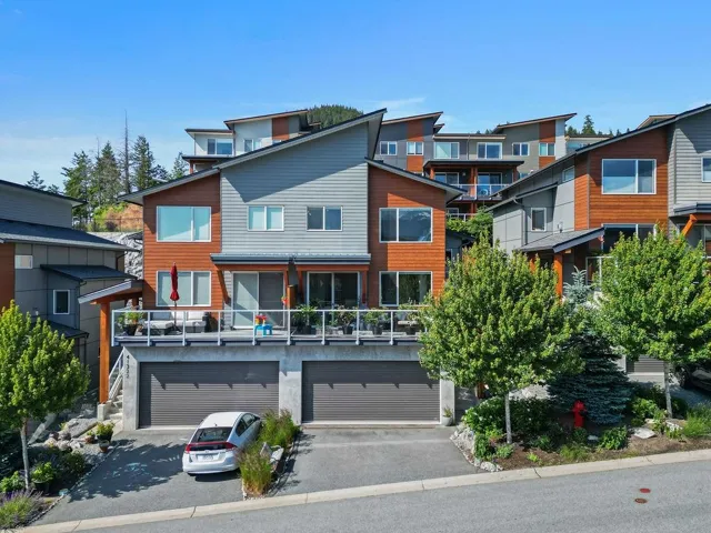 View of front of house with driveway and a garage