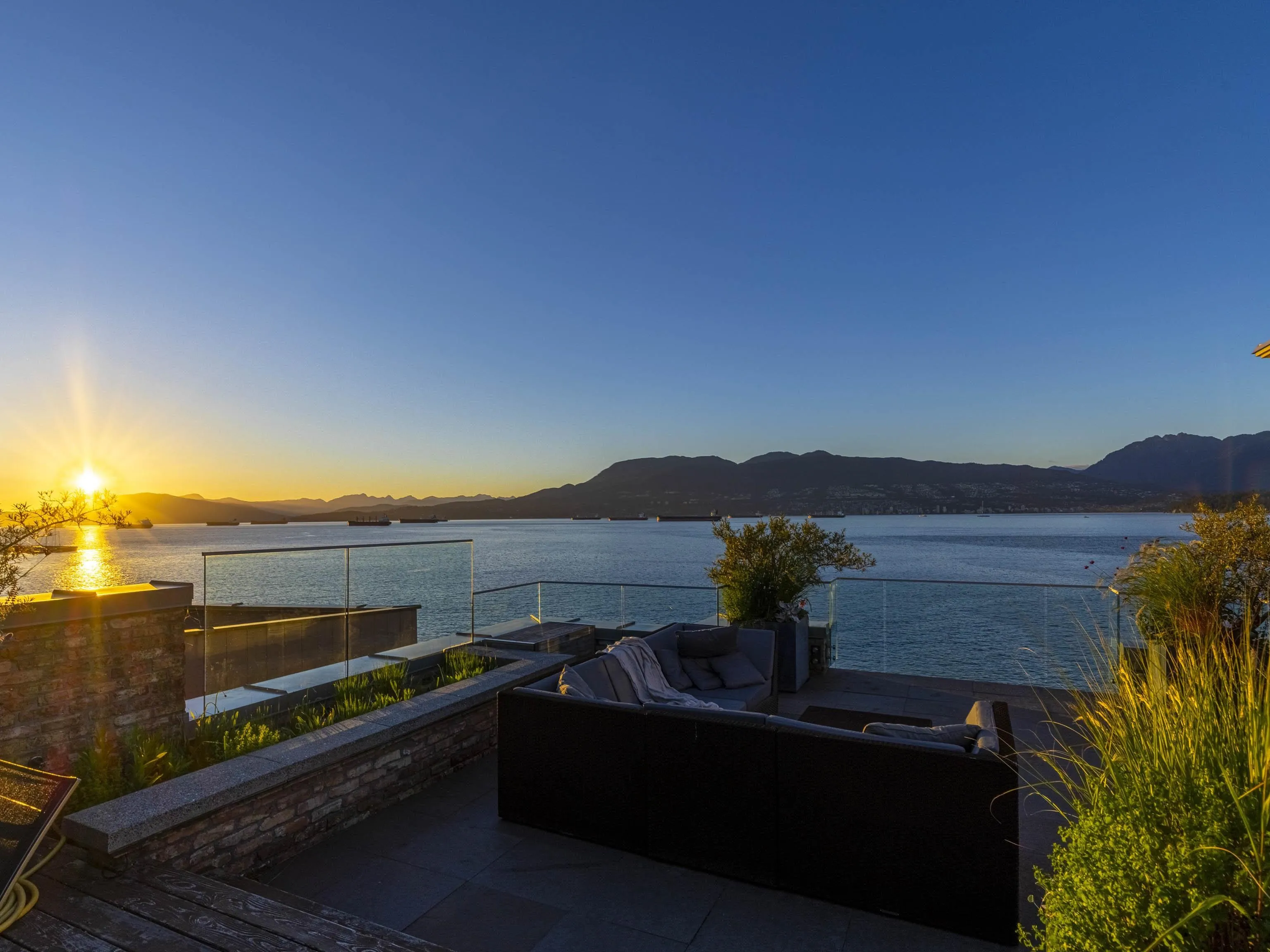 3305 Point Grey Road, Vancouver, BC V6R 1A4
