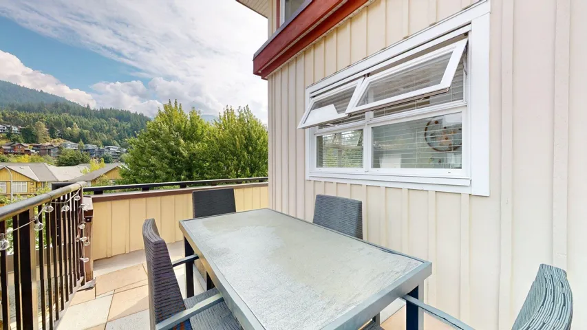 Deck featuring outdoor dining area