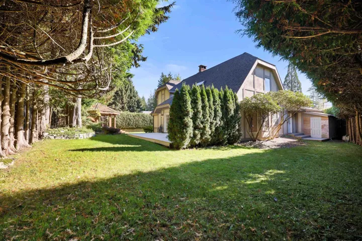 View of grassy yard