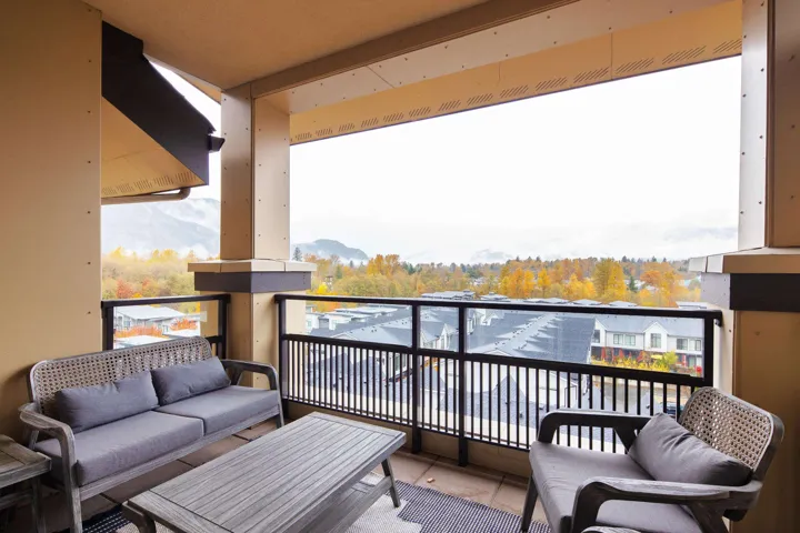 Balcony featuring an outdoor hangout area and a mountain view