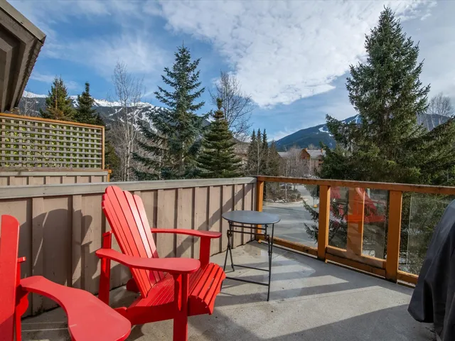 Balcony featuring a mountain view