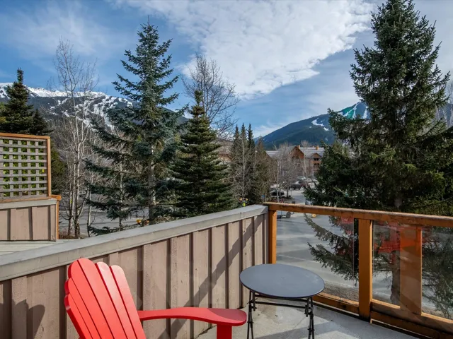 Balcony featuring a mountain view
