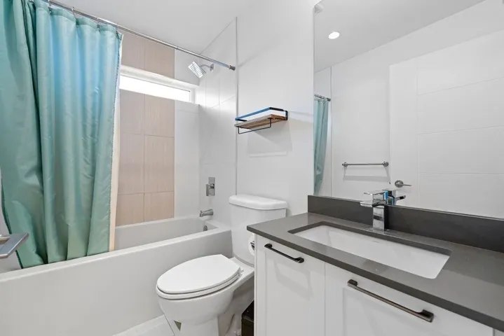 Full bath with recessed lighting, toilet, vanity, and shower / bath combo