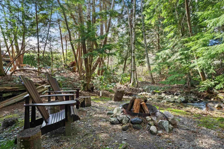 View of yard featuring an outdoor fire pit