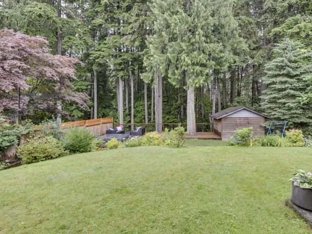 View of yard with an outbuilding