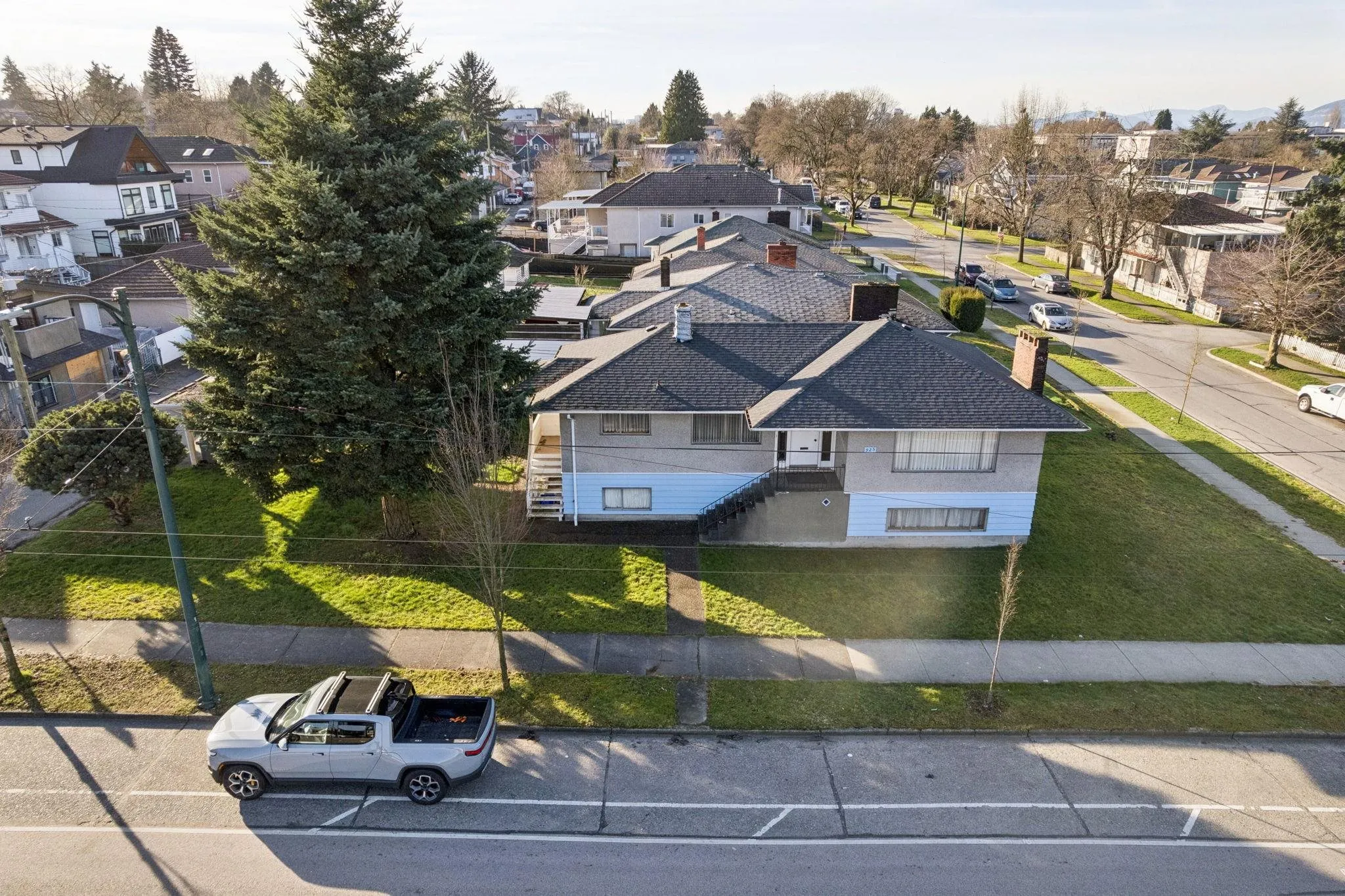925 Nanaimo Street, Vancouver, BC V5L 4T1