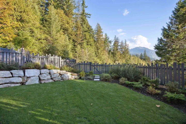View of yard featuring a mountain view