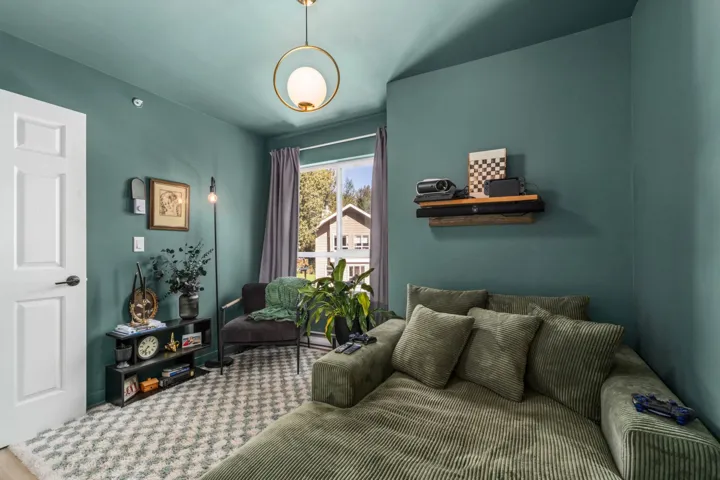 Living area with carpet