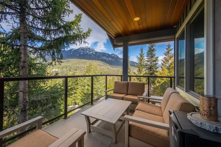 Balcony with an outdoor lounge area and a mountain view