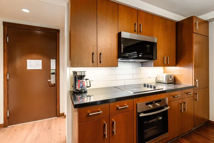 Fully equipped kitchen, coffee maker, kettle, blender and all essential kitchen tools.