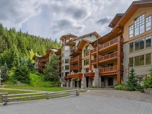 View of apartment building / complex