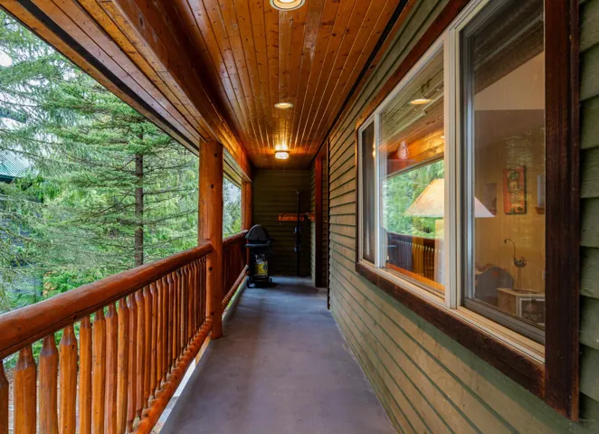 Front Deck (28'3" x 5'0' with unique side entrance and a covered area for grilling