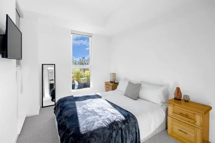 Bedroom with carpet