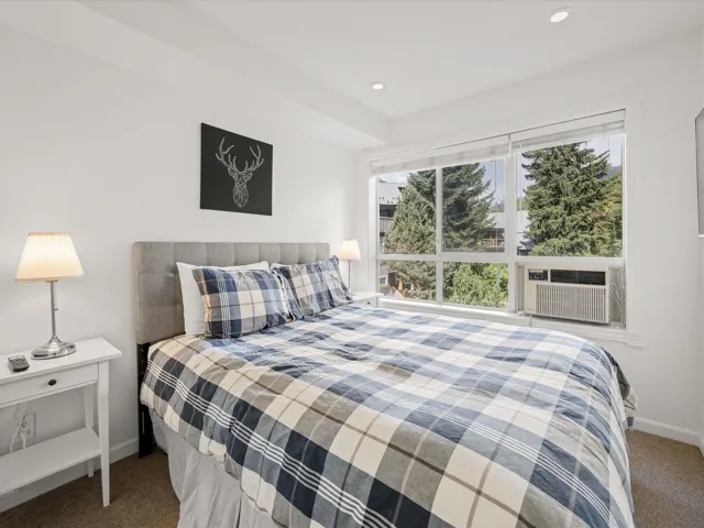 Bedroom with carpet flooring, baseboards, cooling unit, and recessed lighting