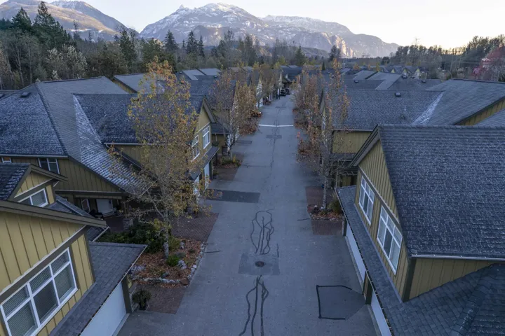Bird's eye view with a mountain view