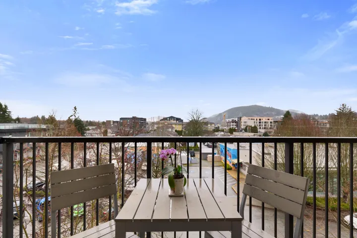 Balcony featuring a mountain view