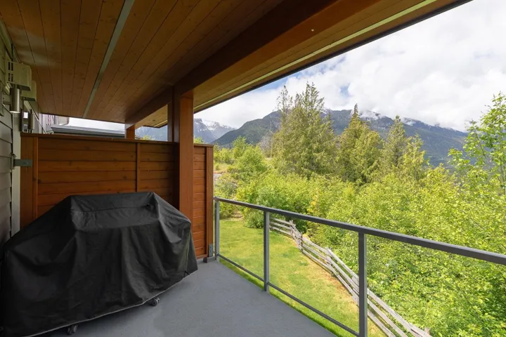Balcony with a mountain view and area for grilling
