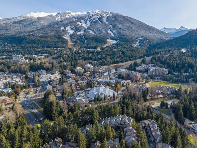 Aerial view of property's location featuring a mountain backdrop