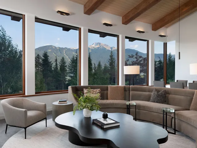 Living room with a mountain view and a wooden ceiling with exposed beams