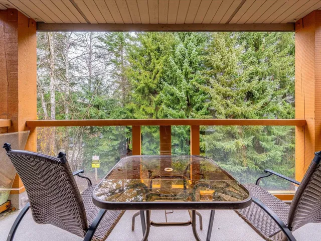 Balcony featuring outdoor dining space